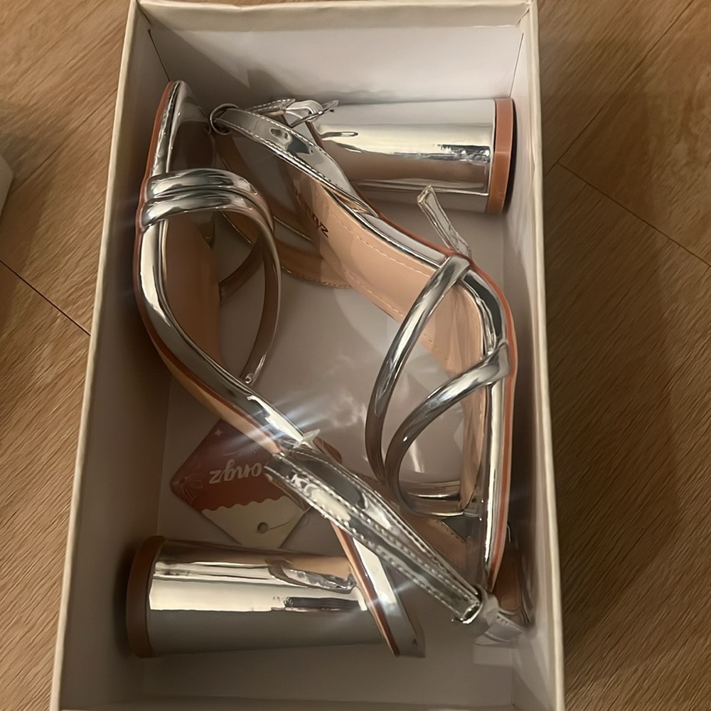 NWT Ribongz Silver Block Strap Heels